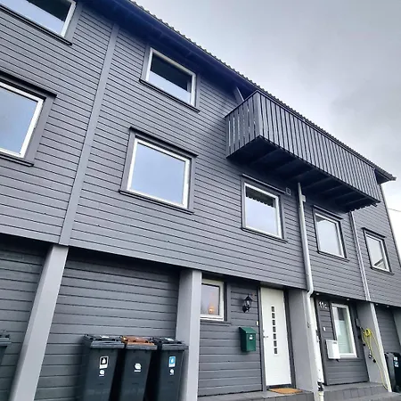 Semesterbostad Family-friendly Townhouse With Garden, Sleeps 7